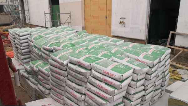 外墻真石漆膩?zhàn)邮┕r(shí)需要注意哪些方面？